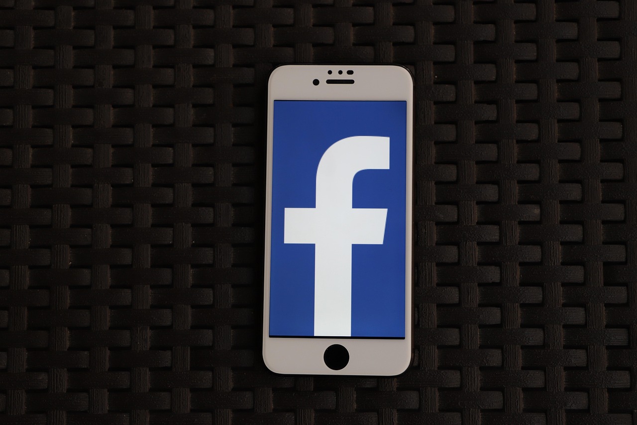 Iphone, smartphone, social media — Visual Impact How Instagram Video Views Elevate Your Content